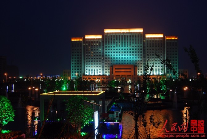 Vista noturna do prédio do governo da cidade de Xinxiang na província de Henan (360doc.com)
