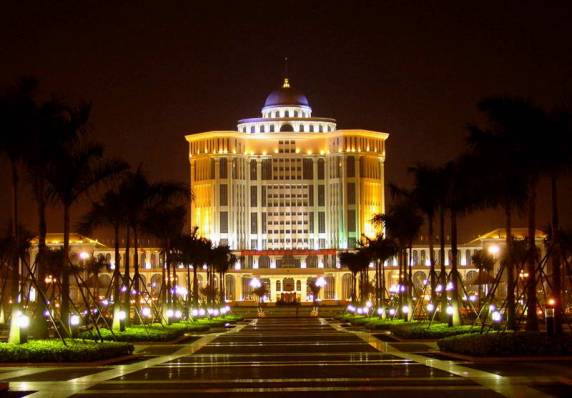 O prédio do governo da cidade de Foshan, província de Guangdong, possui iluminação extravagante embora a cidade sofra com escassez de eletricidade anualmente. O edifício seria originalmente um hotel, mas se tornou um prédio do governo (360doc.com)