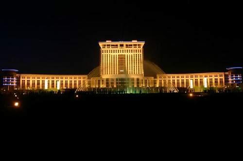 Vista noturna de um prédio do governo na cidade de Shihezi, província de Xinjiang (360doc.com)