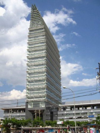 Este edifício do governo no distrito de Wuhua em Kunming, província de Yunnan, tem sido comparado a um hotel 7 estrelas em Dubai (360doc.com)