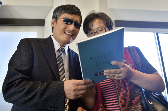 Chen Guangcheng com sua esposa Yuan Weijing antes de uma conferência de imprensa em Washington DC (Jewel Samad/AFP/Getty Images)