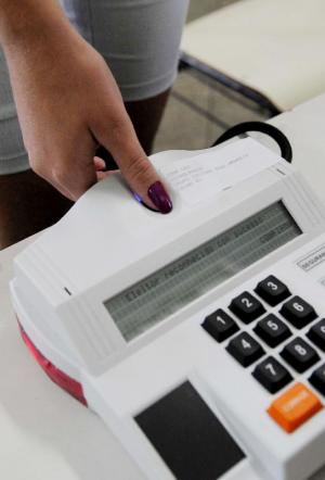 Primeira experiência do Brasil com voto por sistema biométrico foi nas eleições municipais de 2008 (Antonoi Cruz/Abr)