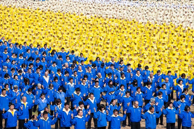 Praticantes do Falun Gong se exercitam em grupo numa cena colorida e espetacular (Cheng Shunly/Epoch Times)