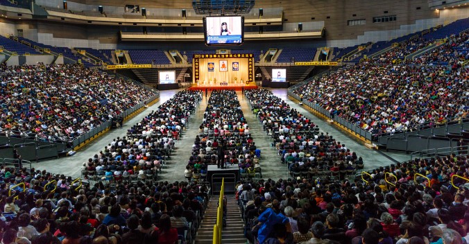 Cerca de sete mil praticantes do Falun Gong participaram na Conferência do Fa (ou darma) de 2013 na Arena Kaohsiung, em Taiwan (Cheng Shunly/Epoch Times)
