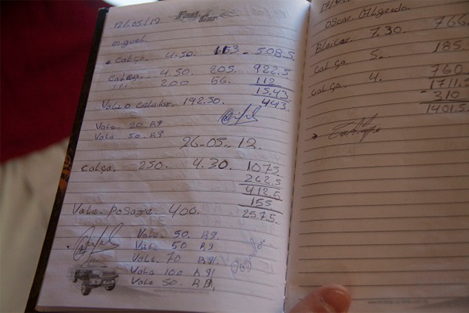 Registro de dívida por passagem em caderno encontrado na oficina da Le Lis Blanc (Anali Dupré)