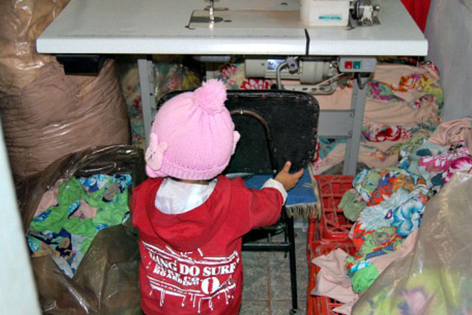 Crianças ficavam expostas a diversos riscos na oficina de costura interditada, num sobrado na Zona Norte de São Paulo (SRTE/SP)