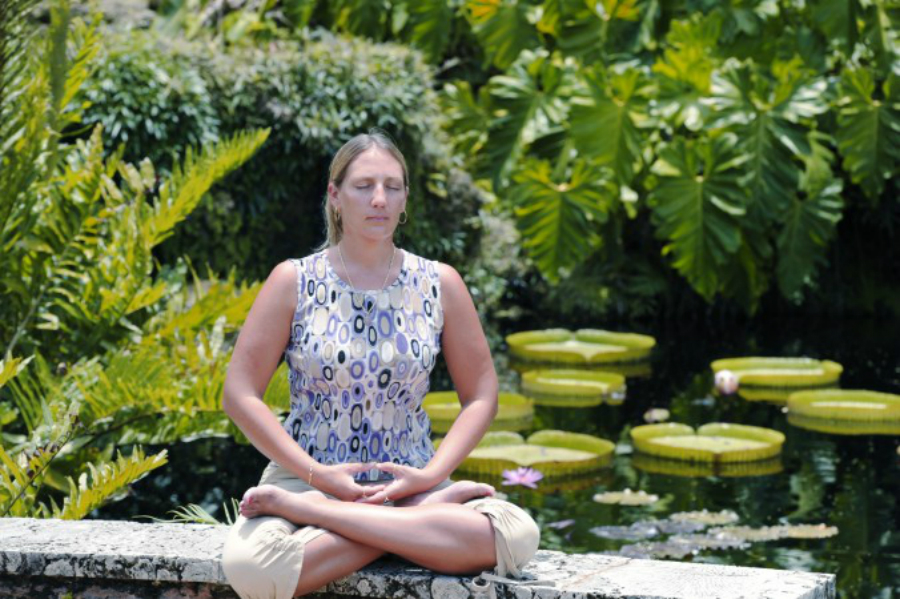 Uma praticante de Falun Dafa meditando. Descobriu-se que muitas pessoas que praticam meditação são capazes de emanar grandes quantidades de vários tipos de energia que podem ser medidas, também são capazes de controlar o metabolismo e outros processos corporais (Jeff Nenarella/Epoch Times)