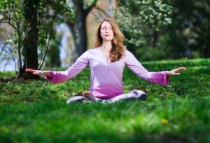 Um pessoa praticando a meditação de Falun Dafa (Jeff Nenarella/Epoch Times)