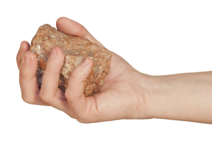 Um homem Cazaque de 83 anos de idade pode esmagar pedras com as mãos (Shutterstock)