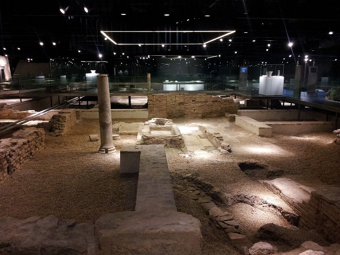 Vestígios arqueológicos encontrados  no subsolo durante a construção resultaram num museu.
