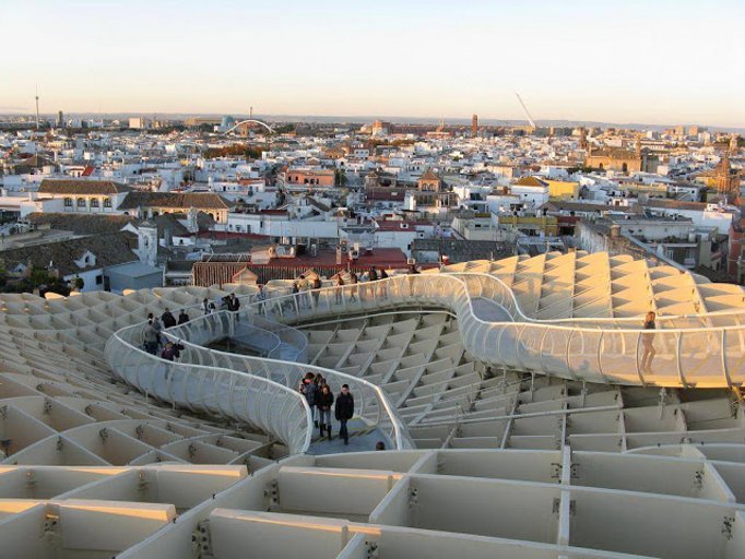 Do alto dos pisos superiores é possível um passeio com amigos e observar a cidade de Sevilha.
