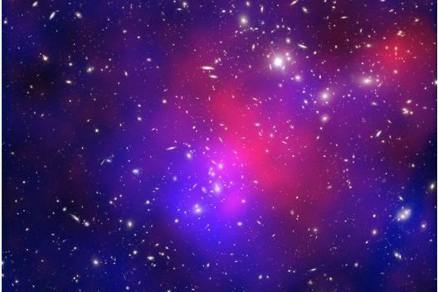 Colisão entre o aglomerado de galáxias apelidado de “Conjunto Pandora”. A parte vermelha mostra gás com temperaturas de milhões de graus, e a azul mostra a concentração total de massa, predominante da matéria escura (NASA)