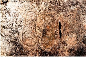 Pegadas em uma rocha na vila Piska Nagri, na periferia da cidade de Ranchi no estado de Jharkahnd, na Índia. Elas são estimadas em ter milhares de anos, e um objeto voador está gravado em um deles (Nitish Priyadarshi)