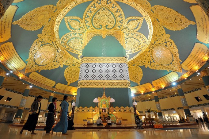 Interior do Pagode Ouparta Thandi, construído em Naypyidaw, a capital de Miamar.