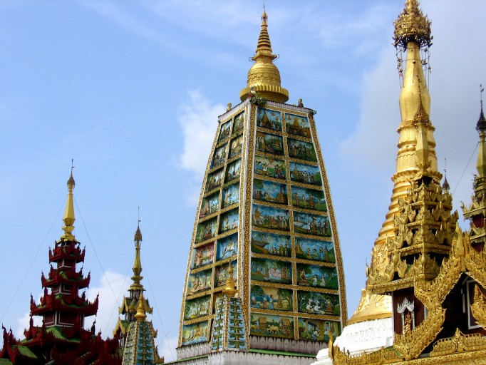Próximo ao pagode há a uma torre que conta a vida do Buda Gautama na forma de imagens de fatos ligados à sua vida.