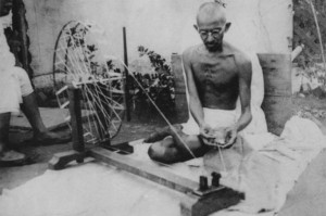 Gandhi trabalhando com roca (Wikimedia Commons)