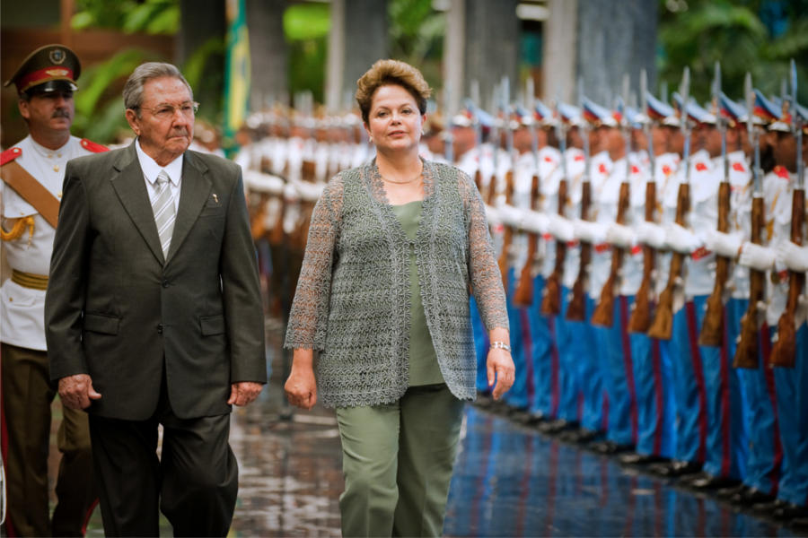 A presidente Dilma Roussef e o líder Raúl Castro passam em revista a guarda cubana durante a cerimônia de boas-vindas no Palácio da Revolução, em 31 de janeiro de 2012, Havana (Adalberto Roque/AFP/Getty Images)
