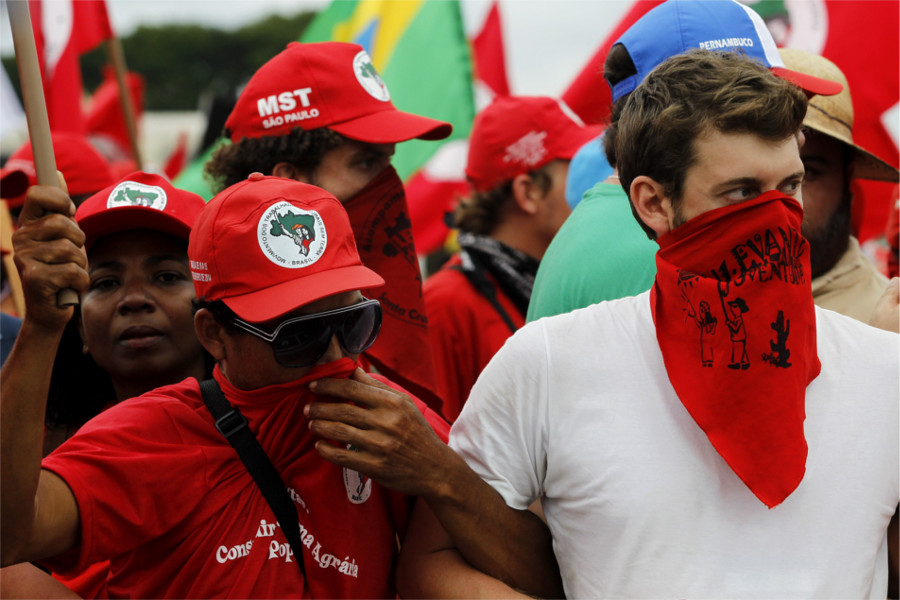 Membros do MST protestam em frente ao Palácio do Planalto, Brasília, em 12 de fevereiro de 2014 (Beto Barata/AFP/Getty Images)