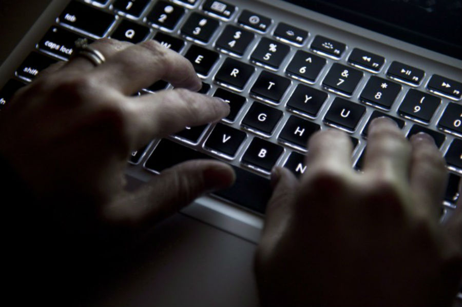 Uma mulher digita em seu teclado enquanto navega na internet (The Canadian Press/Jonathan Hayward)