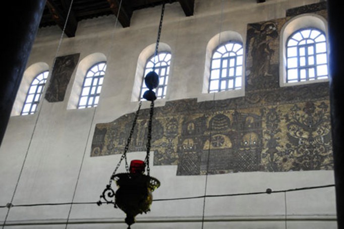 Nas paredes e no pavimento subsistem ainda restos de mosaicos de época bizantina.