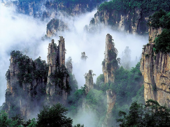 Picos que perfuram as nuvens fascinam os chineses desde a antiguidade. Segundo registros, hÃ¡ 77 picos com mais de mil metros de altura.