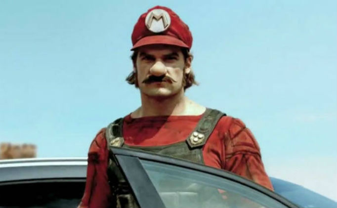 Mario na vida real, pilotando o Mercedes Gla (Captura de tela do YouTube)