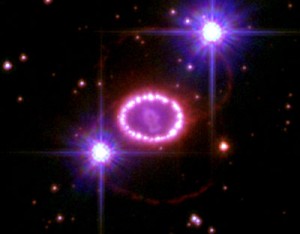 Cordão de "pérolas cósmicas" (NASA/ESA/P. Challis e R. Kirshner, Harvard-Smithsonian Center for Astrophysics)