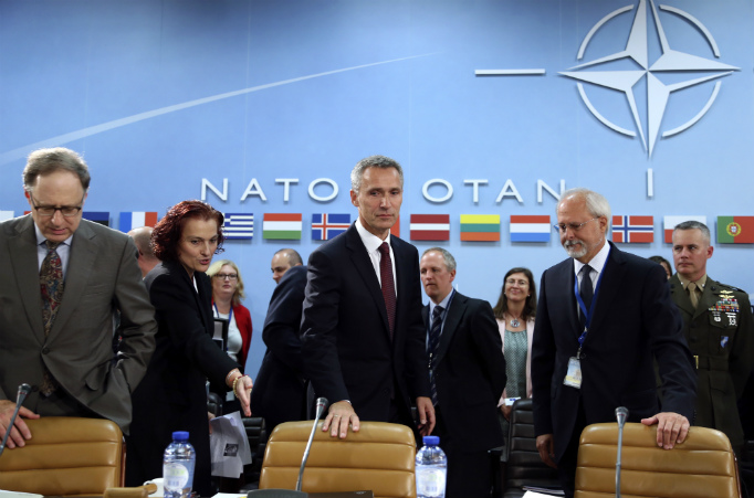 Secretário Geral da Organização do Tratado do Atlântico Norte (OTAN), Jens Stoltenberg (centro) da Noruega preside sua primeira reunião em seu primeiro dia de trabalho na sede da Otan em Bruxelas, em 1 de outubro de 2014 (Francois Lenoir/AFP/Getty Images)