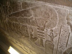 O objeto similar a uma lâmpada gravado em uma cripta sob o Templo de Hathor no Egito (Lasse Jensen/Wikimedia Commons)