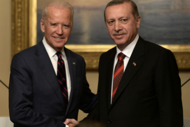 Vice-presidente dos EUA Joe Biden (esq.) posa com o presidente turco Recep Tayyip Erdogan no Palácio de Beylerbeyi em 22 de novembro de 2014 em Istambul. Biden se reuniu com Erdogan com o objetivo de aliviar as tensões sobre a crise na Síria e persuadir a Turquia a intensificar o seu apoio à coalizão contra o Estado Islâmico (EI) (Bulent KILIC/AFP/Getty Images)