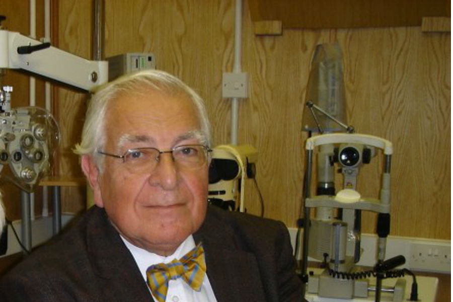 O Dr. Sydney Bush desenvolveu um meio de reverter a arteriosclerose, que pode ser confirmado por meio de fotografias da retina (Robert Walker)