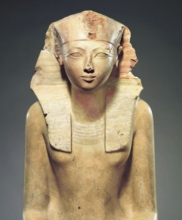 “Estátua sentada de Hatshepsut " do período de seu reinado em conjunto com o enteado Tutmés III, 1479-1458 a.C. (Metropolitan Museum of Art)