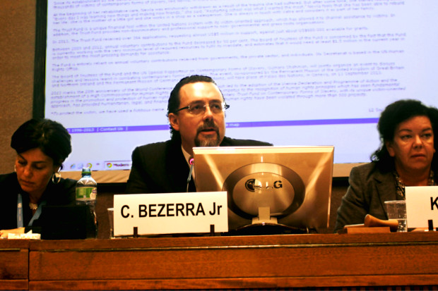 O deputado estadual paulista Carlos Bezerra Jr. é elogiado por sua lei que fecha empresas com escravagismo em qualquer ponto de sua cadeia produtiva no 24° Fórum Internacional de Direitos Humanos das Nações Unidas, em Genebra, Suíça, setembro de 2013 (UN Photo)