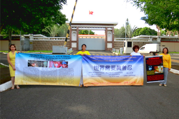 Praticantes de Falun Gong brasileiros e chineses protestam em frente à embaixada da China no Brasil, em 13 de dezembro de 2013, Brasília, contra a perseguição à disciplina espiritual (Bruno Menezes/Epoch Times)