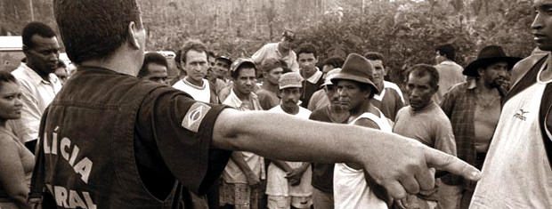 Polícia Federal acompanha fiscalização e liberta escravizados da fazenda Tuerê, em Senador José Porfírio, Pará, em dezembro de 2001 (J. R. Riper/Imagens Humanas)