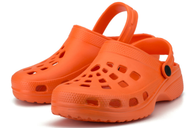 As famosas sandálias plásticas estão entre os calçados made in China sobretaxados no Brasil por dumping desde 2010. A medida vigora até março de 2015 (EM Arts/Shutterstock)