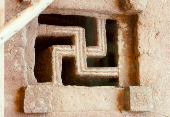 O símbolo suástica na janela de uma igreja talhada em uma rocha - Lalibela, Etiópia (Samzhab/Wikimedia Commons)