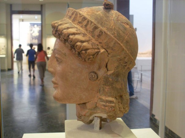 Suástica no brinco da deusa Athena - Museu Arqueológico de Olímpia, Grécia