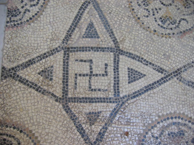 Suástica em um mosaico romano datado do século II d.C. em Sousse, Tunísia (Maciej Szczepańczyk / Wikimedia Commons)