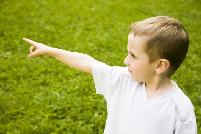 Foto de arquivo de uma criança apontando (Thinkstock)