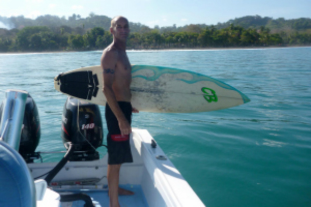 Com 49 anos de idade, Dean Parker trocou seu trabalho como instrutor de surf na deslumbrante Zancudo, Costa Rica, para se alistar na linha de frente na guerra contra o grupo terrorista (Reprodução)
