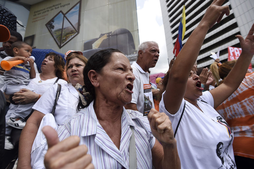 Apoiadores do líder preso da oposição venezuelana Leopoldo López protestam diante do escritório do Programa das Nações Unidas para o Desenvolvimento (PNUD) em Caracas em 26 de setembro. O governo venezuelano pode estar se preparando para reprimir ainda mais as manifestações (Juan Barreto/AFP/Getty Images)