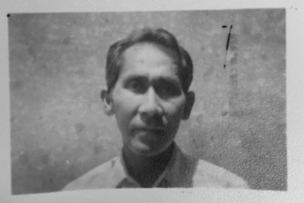 Nal Oum depois de ter escapado de um campo de extermínio do Khmer Vermelho em 1976. Oum entendeu que como um médico ele tinha poucas chances de sobreviver sob o Khmer Vermelho (Cortesia de Nal Oum)