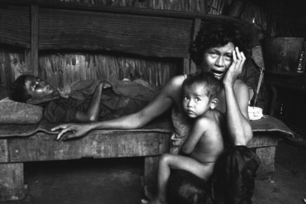 Cambojana chora por seu filho, vítima de um ataque de morteiro dos insurgentes em uma aldeia, na área de Kompong Speu no Camboja em 20 de outubro de 1974 (AP Photo/Chor Yuthy)