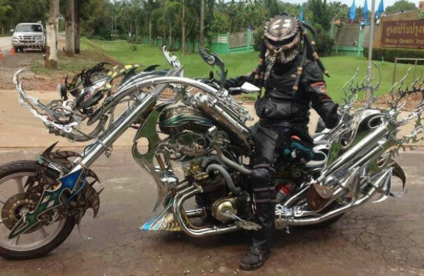 O 'Predador' e sua motocicleta envenenada em algum lugar na Tailândia (Reprodução)