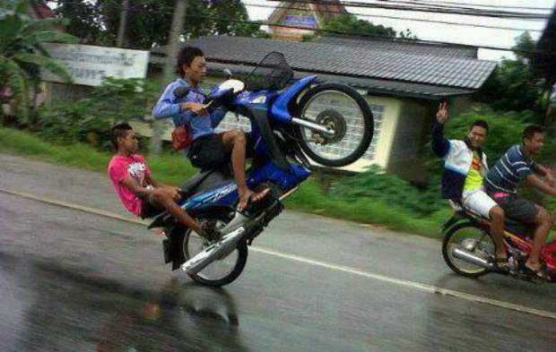 Adolescentes tailandeses empinando uma moto. Espero que fiquem bem! (Reprodução)
