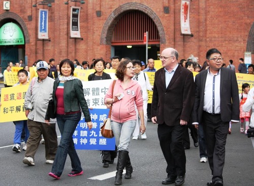 John Hugh (extrema direita) e Andrew Wilson (segundo da direita), ambos vereadores de Parramatta, participaram do desfile no Dia Mundial do Falun Dafa em 13 de maio de 2014, em Sydney (Minghui.org)