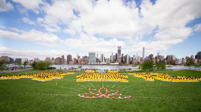 Praticantes do Falun Dafa se reuniram no Parque Granty para formar os caracteres chineses verdade, benevolência e tolerância.