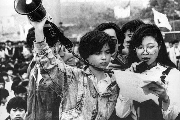 Um estudante de uma estação de rádio da faculdade, lê comentários de apoiadores do movimento pró-democracia na Praça Tiananmen em Pequim em maio de 1989.
