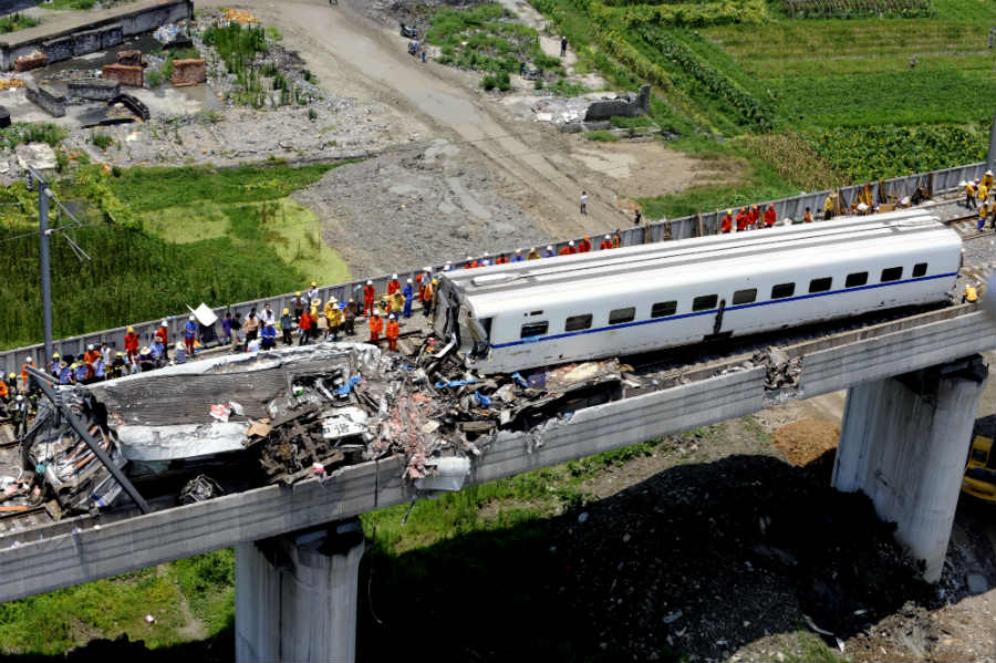 As operações de resgate em meio aos destroços de dois trens de alta velocidade que colidiram nos arredores de Wenzhou, na província oriental chinesa de Zhejiang, em julho de 2011. O acidente de trem matou mais de 40 pessoas e feriu mais de 200 (AFP / Getty Images)  